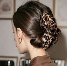 Load image into Gallery viewer, Animal Print Hair Claw Clips
