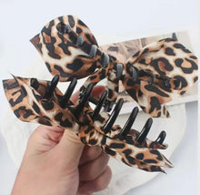Load image into Gallery viewer, Animal Print Hair Claw Clips
