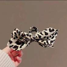 Load image into Gallery viewer, Animal Print Hair Claw Clips
