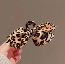 Load image into Gallery viewer, Animal Print Hair Claw Clips
